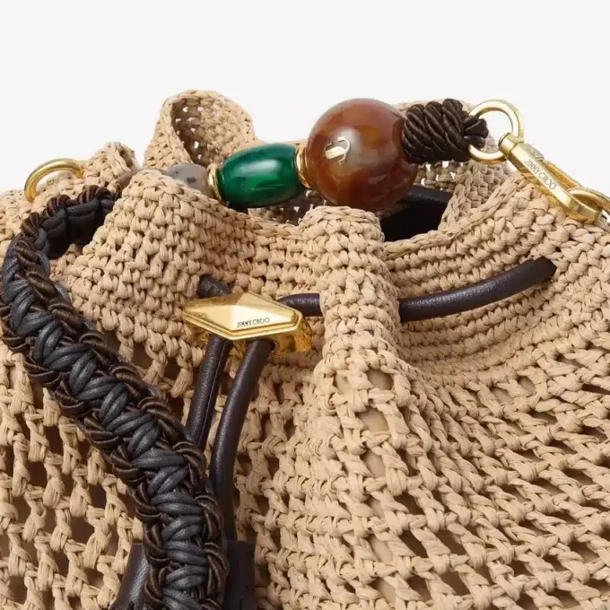 Bolso de hombro mediano Cinch de rafia de ganchillo en tonos naturales y chocolate con correa trenzada