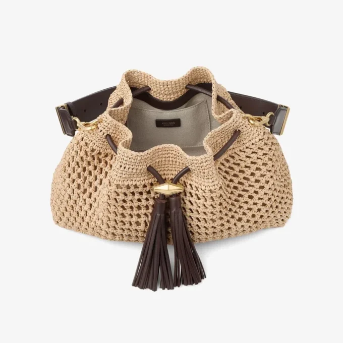 Bolso de hombro mediano Cinch de rafia de ganchillo en tonos naturales y chocolate con correa trenzada