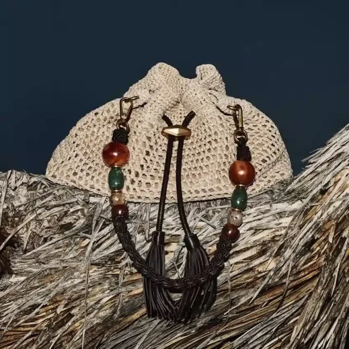 Bolso de hombro mediano Cinch de rafia de ganchillo en tonos naturales y chocolate con correa trenzada