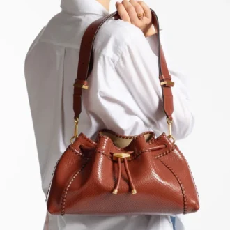 Bolso de hombro mediano Cinch en piel estampada de elaphe color coñac con costuras de cuero estilo Biker