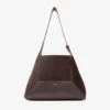 Bolso de hombro mediano de ante color café estilo hobo con diseño de rombos