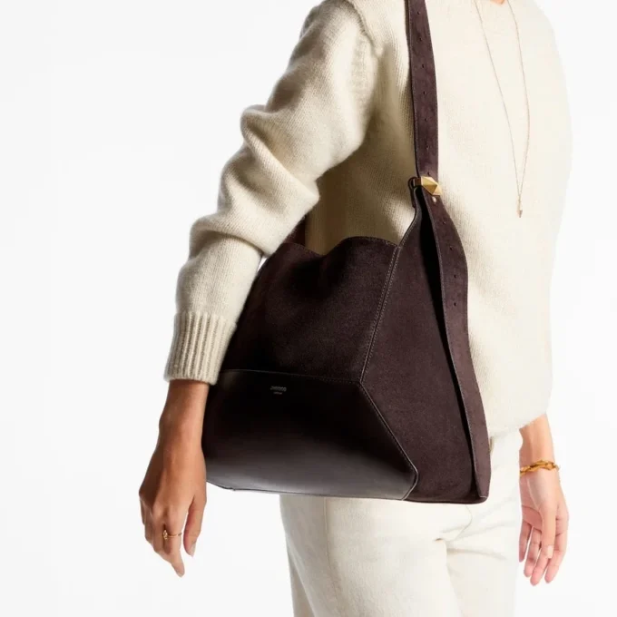 Bolso de hombro mediano de ante color café estilo hobo con diseño de rombos