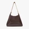 Bolso de hombro mediano de ante color café estilo hobo con diseño de rombos