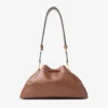Bolso de hombro mediano de piel color tostado Cinch Bolso de hombro mediano de piel color tostado Cinch