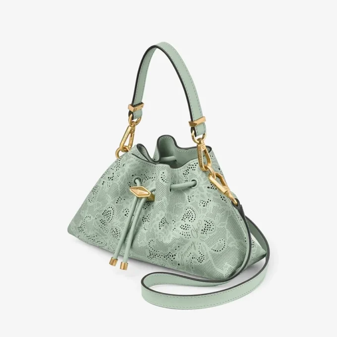 Bolso de hombro pequeño Cinch de Jimmy Choo en cuero perforado verde Bolso de hombro pequeño Cinch de Jimmy Choo en cuero perforado verde