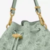 Bolso de hombro pequeño Cinch de Jimmy Choo en cuero perforado verde Bolso de hombro pequeño Cinch de Jimmy Choo en cuero perforado verde