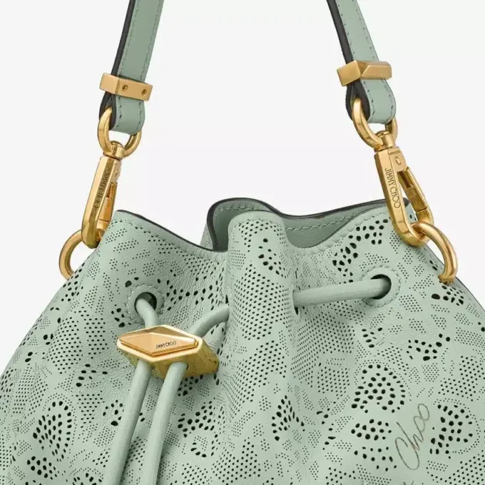 Bolso de hombro pequeño Cinch de Jimmy Choo en cuero perforado verde Bolso de hombro pequeño Cinch de Jimmy Choo en cuero perforado verde