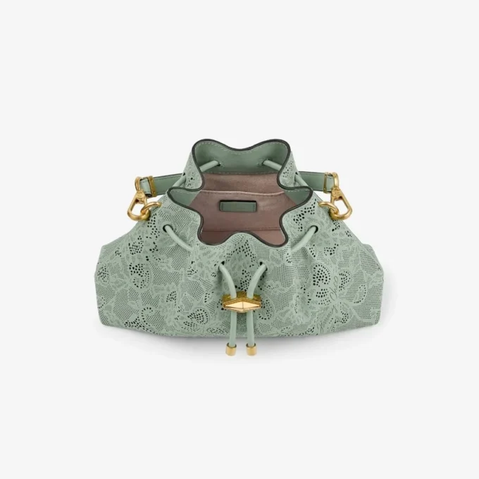Bolso de hombro pequeño Cinch de Jimmy Choo en cuero perforado verde Bolso de hombro pequeño Cinch de Jimmy Choo en cuero perforado verde