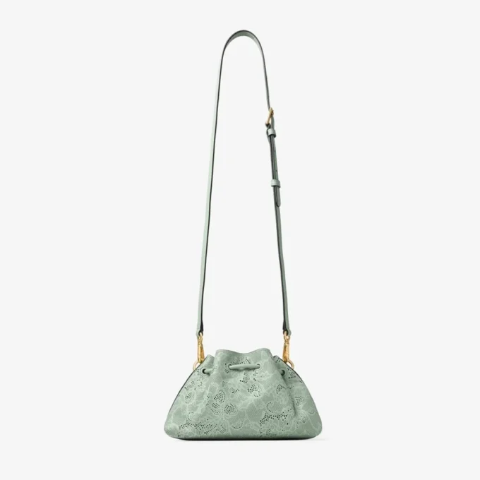 Bolso de hombro pequeño Cinch de Jimmy Choo en cuero perforado verde Bolso de hombro pequeño Cinch de Jimmy Choo en cuero perforado verde