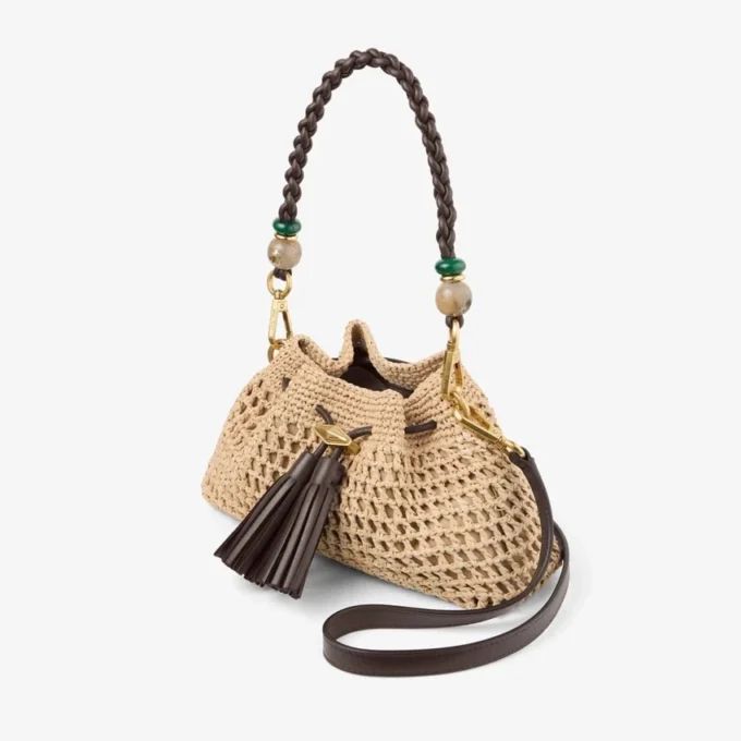 Bolso de hombro pequeño Cinch de rafia de ganchillo en color natural y chocolate con correa trenzada Bolso de hombro pequeño Cinch de rafia de ganchillo en color natural y chocolate con correa trenzada