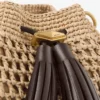 Bolso de hombro pequeño Cinch de rafia de ganchillo en color natural y chocolate con correa trenzada Bolso de hombro pequeño Cinch de rafia de ganchillo en color natural y chocolate con correa trenzada