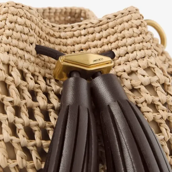 Bolso de hombro pequeño Cinch de rafia de ganchillo en color natural y chocolate con correa trenzada Bolso de hombro pequeño Cinch de rafia de ganchillo en color natural y chocolate con correa trenzada