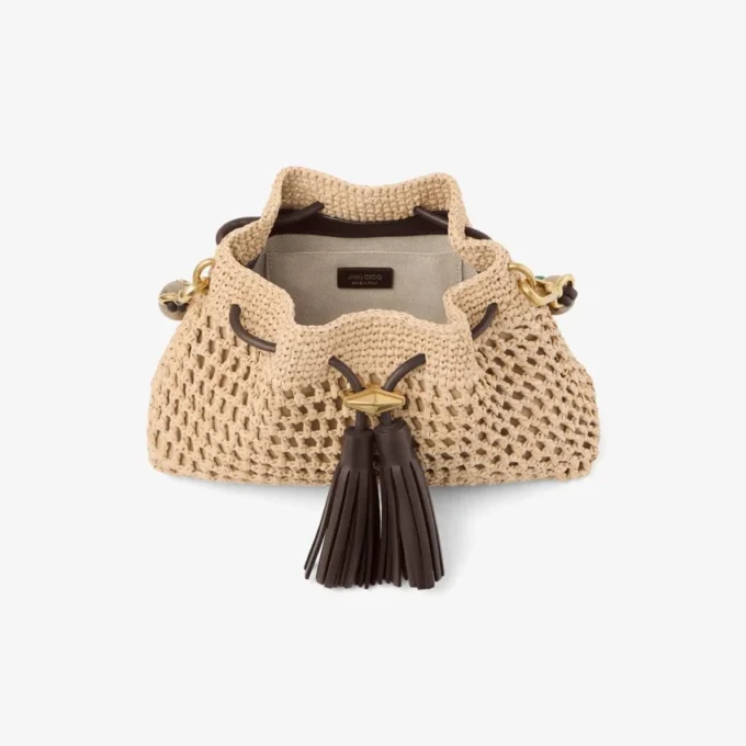 Bolso de hombro pequeño Cinch de rafia de ganchillo en color natural y chocolate con correa trenzada Bolso de hombro pequeño Cinch de rafia de ganchillo en color natural y chocolate con correa trenzada