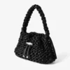 Bolso de hombro pequeño Cinch negro de satén tejido Bolso de hombro pequeño Cinch negro de satén tejido