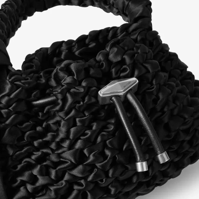 Bolso de hombro pequeño Cinch negro de satén tejido Bolso de hombro pequeño Cinch negro de satén tejido