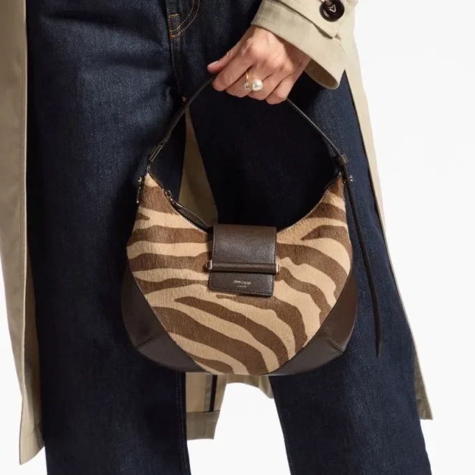 Bolso de hombro pequeño tipo hobo con barra, de piel de potro con estampado de cebra natural