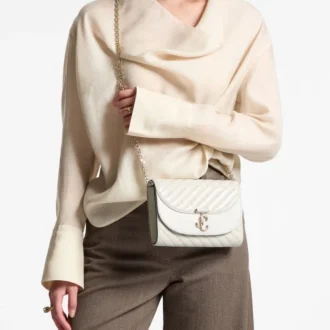 Bolso de mano Avenue Curve Clutch de piel napa acolchada color latte