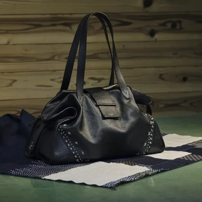 Bolso de mano Bar Holdall grande negro de piel de becerro de grano suave con estrellas texturizadas Bolso de mano Bar Holdall grande negro de piel de becerro de grano suave con estrellas texturizadas
