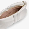 Bolso de mano Bonny Clutch en satén marfil Bolso de mano Bonny Clutch en satén marfil