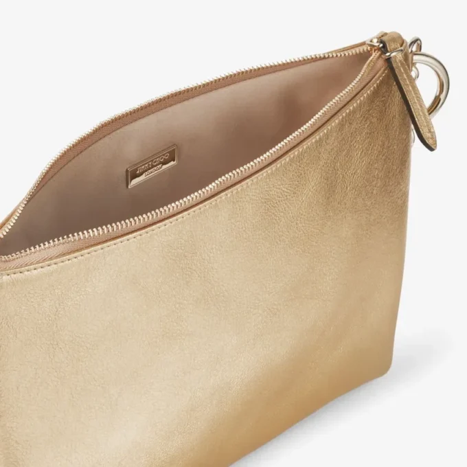 Bolso de mano Callie de piel metalizada dorada con correa de cadena Bolso de mano Callie de piel metalizada dorada con correa de cadena