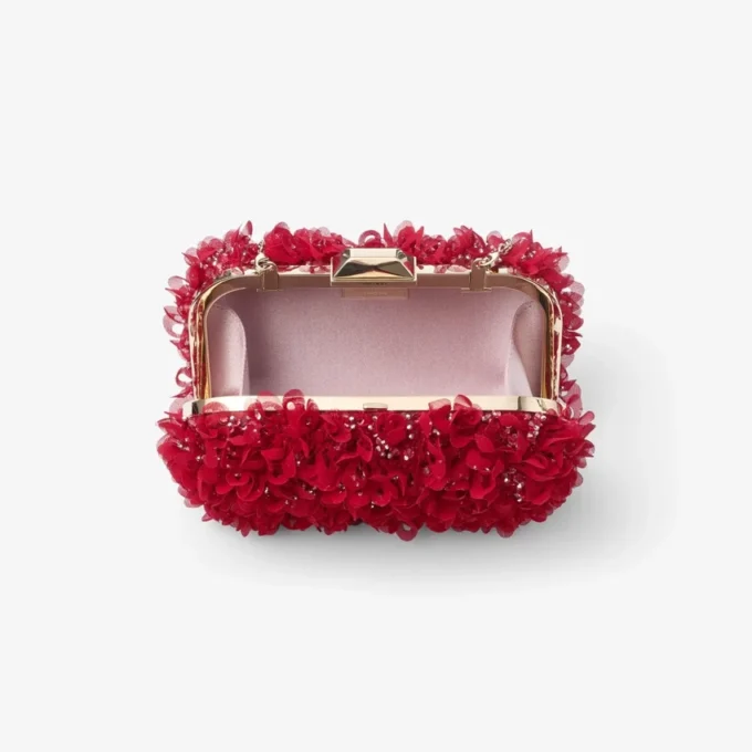 Bolso de mano Cloud de satén rojo rubí con bordado de pétalos Bolso de mano Cloud de satén rojo rubí con bordado de pétalos