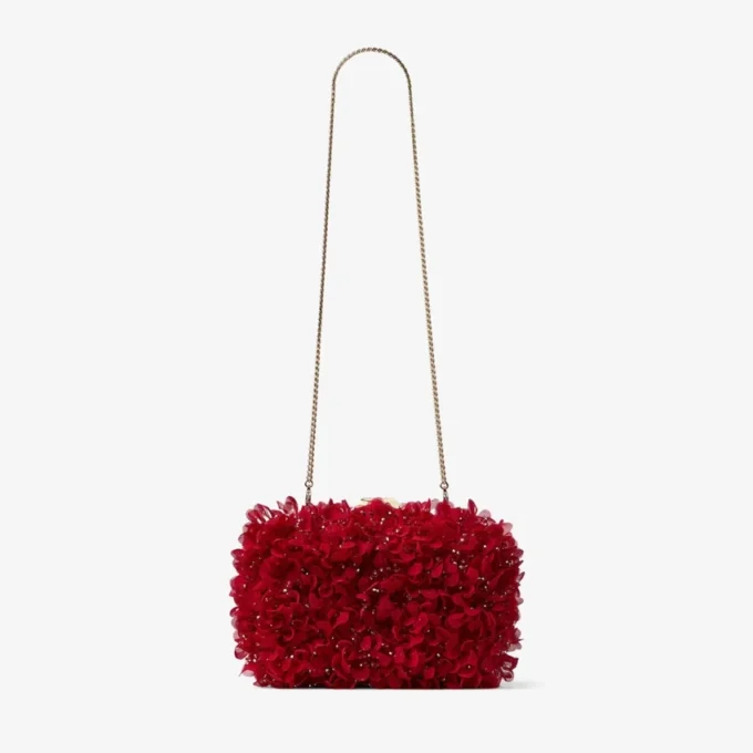 Bolso de mano Cloud de satén rojo rubí con bordado de pétalos Bolso de mano Cloud de satén rojo rubí con bordado de pétalos