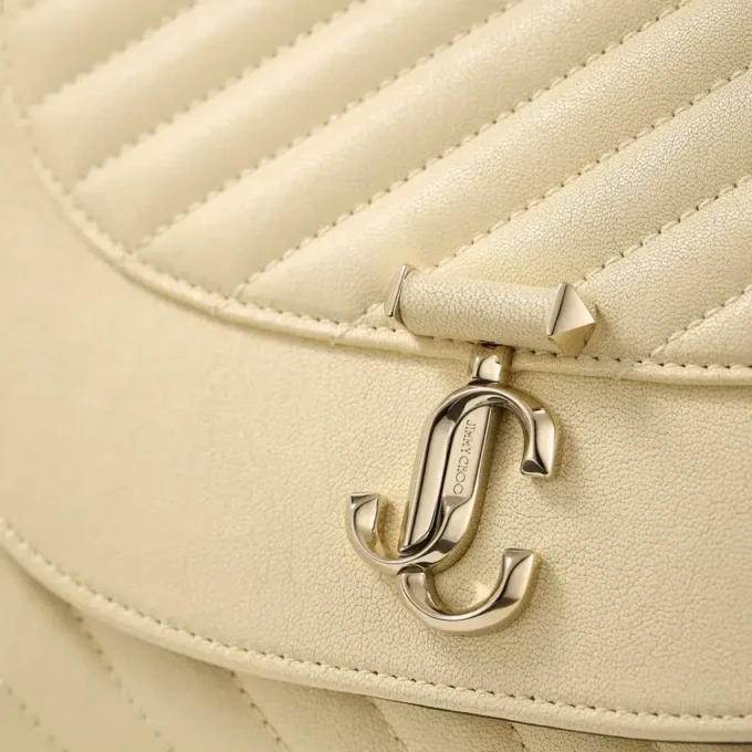Bolso de mano Curve Bolso de mano de cuero Biker acolchado en color Buttermilk