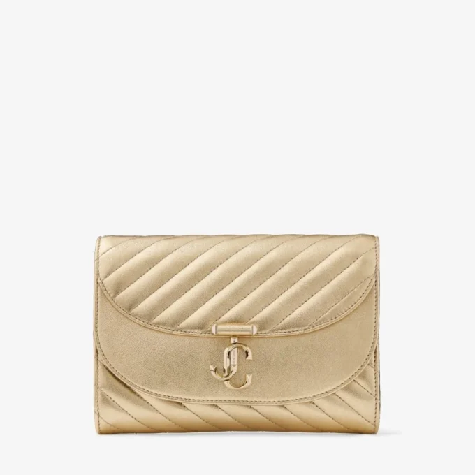 Bolso de mano Curve: bolso de mano de piel metalizada acolchada en dorado brillante con cadena Bolso de mano Curve: bolso de mano de piel metalizada acolchada en dorado brillante con cadena