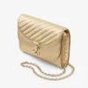 Bolso de mano Curve: bolso de mano de piel metalizada acolchada en dorado brillante con cadena Bolso de mano Curve: bolso de mano de piel metalizada acolchada en dorado brillante con cadena