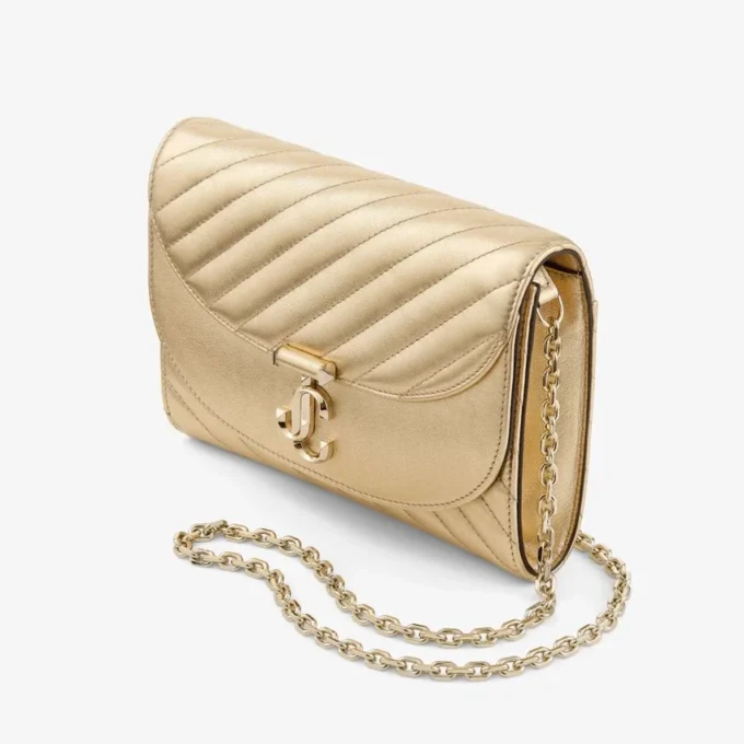 Bolso de mano Curve: bolso de mano de piel metalizada acolchada en dorado brillante con cadena Bolso de mano Curve: bolso de mano de piel metalizada acolchada en dorado brillante con cadena