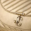 Bolso de mano Curve: bolso de mano de piel metalizada acolchada en dorado brillante con cadena Bolso de mano Curve: bolso de mano de piel metalizada acolchada en dorado brillante con cadena