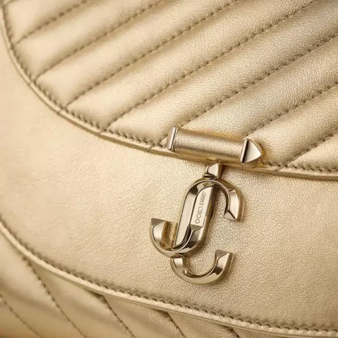 Bolso de mano Curve: bolso de mano de piel metalizada acolchada en dorado brillante con cadena Bolso de mano Curve: bolso de mano de piel metalizada acolchada en dorado brillante con cadena