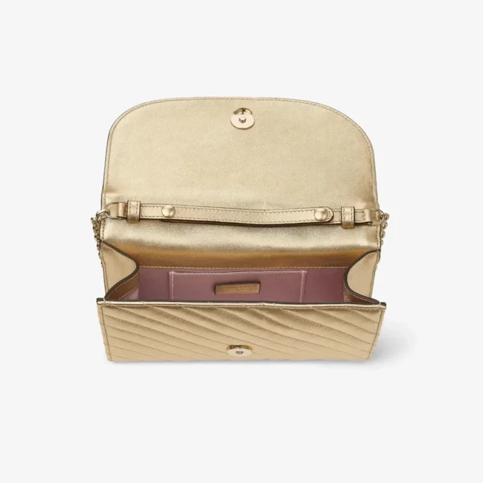 Bolso de mano Curve: bolso de mano de piel metalizada acolchada en dorado brillante con cadena Bolso de mano Curve: bolso de mano de piel metalizada acolchada en dorado brillante con cadena