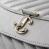 Bolso de mano Curve de piel Biker acolchada en color paloma