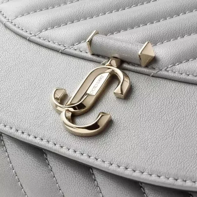 Bolso de mano Curve de piel Biker acolchada en color paloma