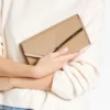 Bolso de mano Emmie Chai de charol Bolso de mano Emmie Chai de charol