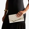 Bolso de mano Emmie de tejido Brilliance en color Platinum Ice Bolso de mano Emmie de tejido Brilliance en color Platinum Ice