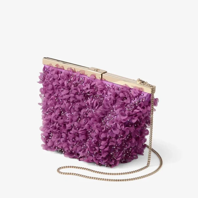 Bolso de mano Ganache de satén violeta orquídea con bordado de pétalos Bolso de mano Ganache de satén violeta orquídea con bordado de pétalos