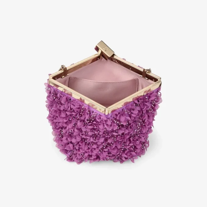Bolso de mano Ganache de satén violeta orquídea con bordado de pétalos Bolso de mano Ganache de satén violeta orquídea con bordado de pétalos
