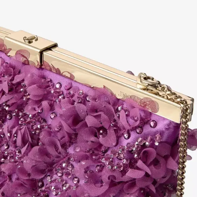 Bolso de mano Ganache de satén violeta orquídea con bordado de pétalos Bolso de mano Ganache de satén violeta orquídea con bordado de pétalos