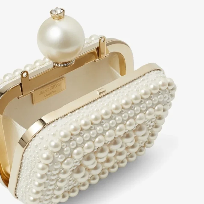 Bolso de mano Micro Cloud de ante blanco con adornos de perlas por toda la superficie Bolso de mano Micro Cloud de ante blanco con adornos de perlas por toda la superficie