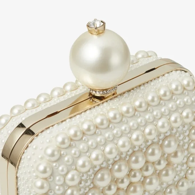 Bolso de mano Micro Cloud de ante blanco con adornos de perlas por toda la superficie Bolso de mano Micro Cloud de ante blanco con adornos de perlas por toda la superficie