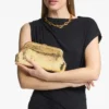 Bolso de mano Skylar de piel Candy Wrap dorada con cierre Jc cuadrado Bolso de mano Skylar de piel Candy Wrap dorada con cierre Jc cuadrado