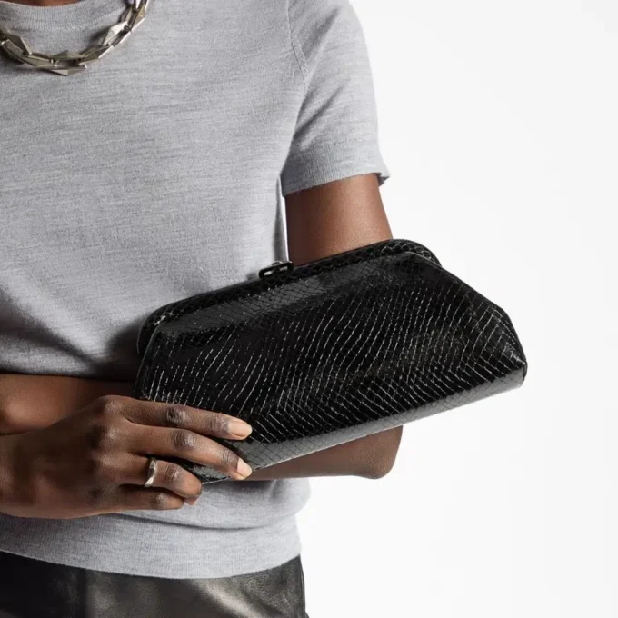 Bolso de mano Skylar de piel negra brillante con estampado de serpiente y cierre cuadrado JC