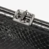 Bolso de mano Skylar de piel negra brillante con estampado de serpiente y cierre cuadrado JC