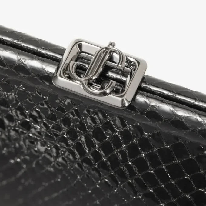 Bolso de mano Skylar de piel negra brillante con estampado de serpiente y cierre cuadrado JC