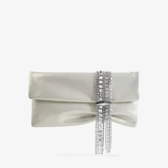 Bolso de mano Zandra de ante brillante en color oro claro con pulsera de cadena