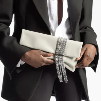 Bolso de mano Zandra de ante brillante en color oro claro con pulsera de cadena