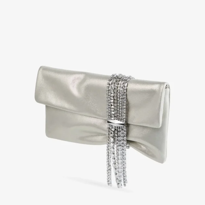 Bolso de mano Zandra de ante brillante en color oro claro con pulsera de cadena Bolso de mano Zandra de ante brillante en color oro claro con pulsera de cadena