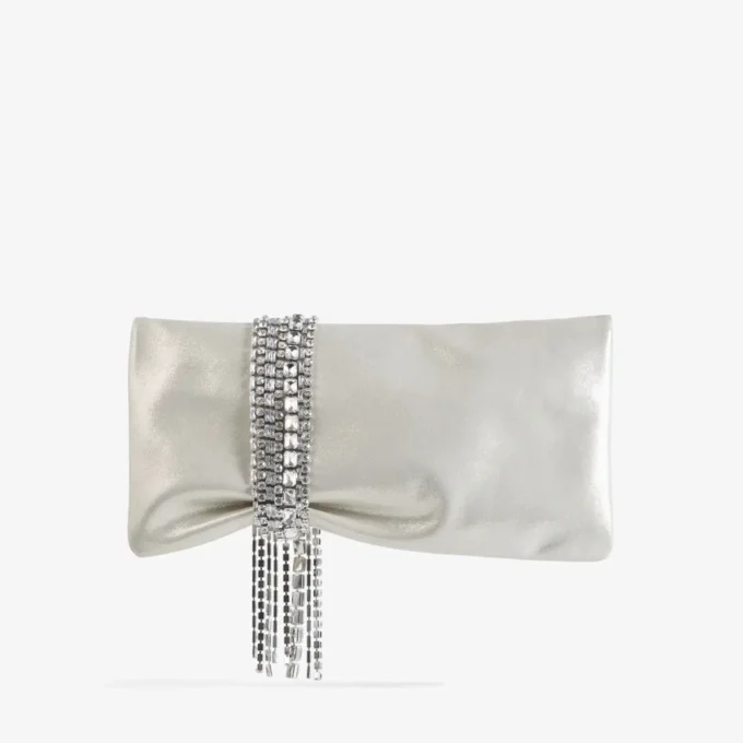 Bolso de mano Zandra de ante brillante en color oro claro con pulsera de cadena Bolso de mano Zandra de ante brillante en color oro claro con pulsera de cadena
